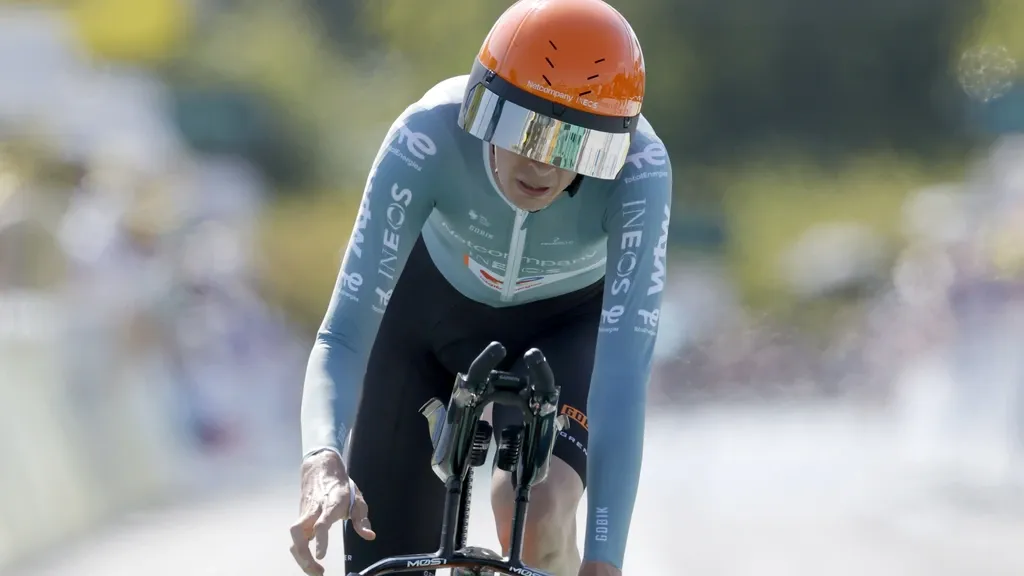 Arensman accepts responsibility after late start in Tour time trial