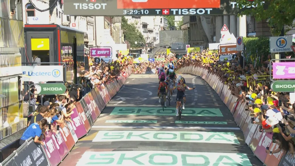 Wiebes wins opening stage and takes the yellow jersey at Tour de France Femmes