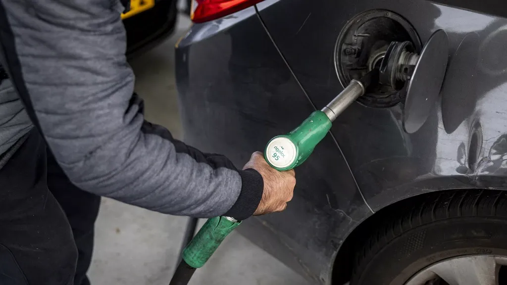 Petrol at the pump slightly cheaper again despite costly oil — a small relief for drivers