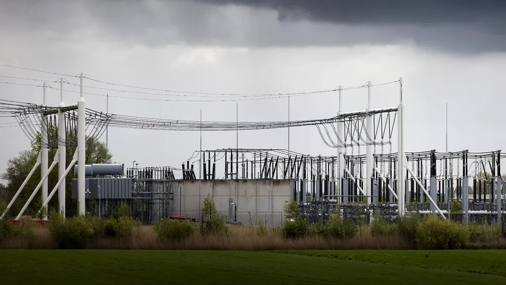 Cabinet moves quickly to free up power grid capacity, shortens legal hurdles
