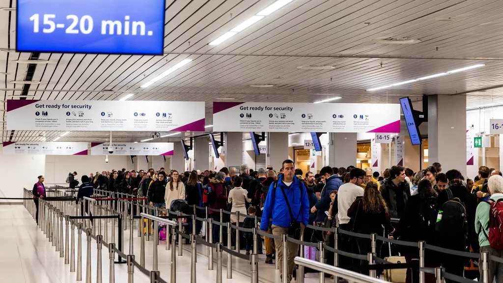 Schiphol security guards to stage three 15‑minute mini‑strikes tomorrow and five on Wednesday