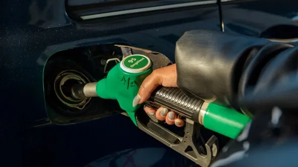 Gasoline price hits record highs, yet motorists keep driving
