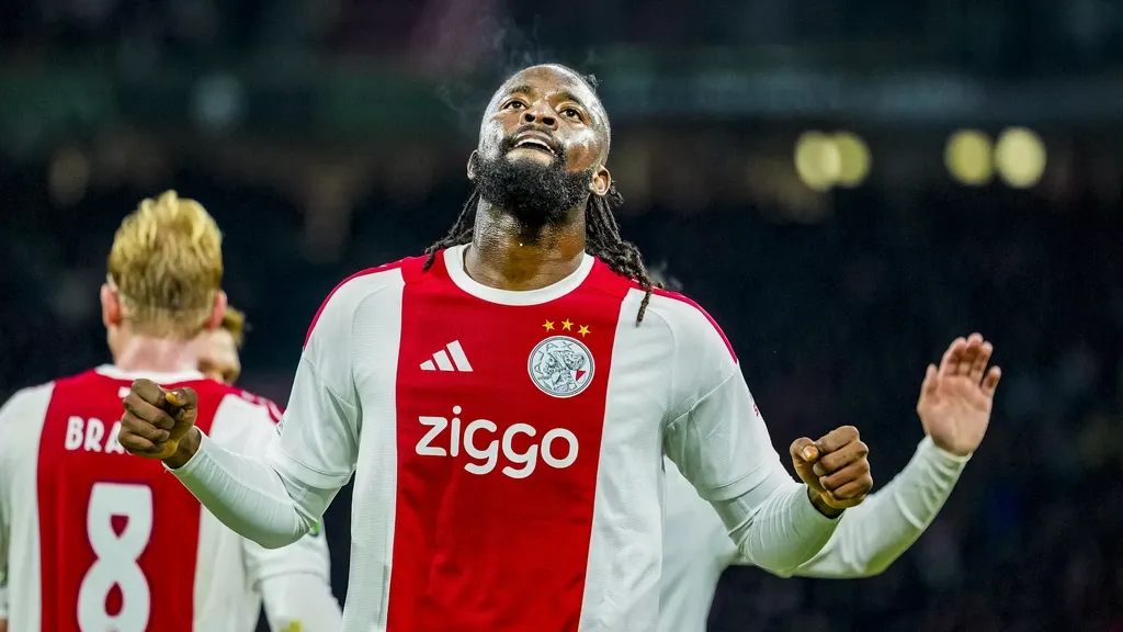 Substitutes Arokodare and Ouazane help Ajax snatch late win over Atalanta