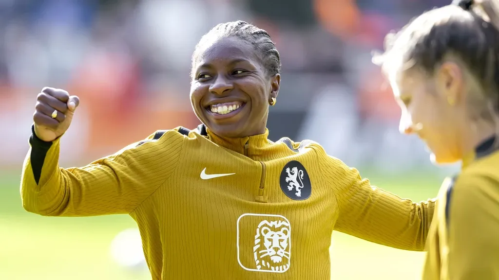 Even in the pouring rain the mood among the Oranje women stays sunny