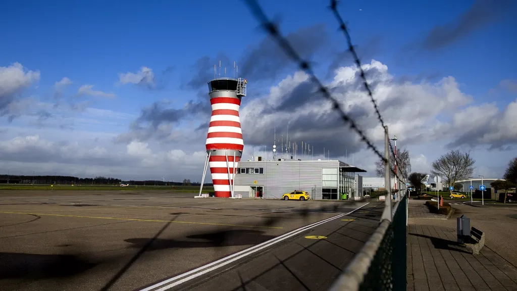 Families and businesses near Lelystad Airport must leave for defense expansion