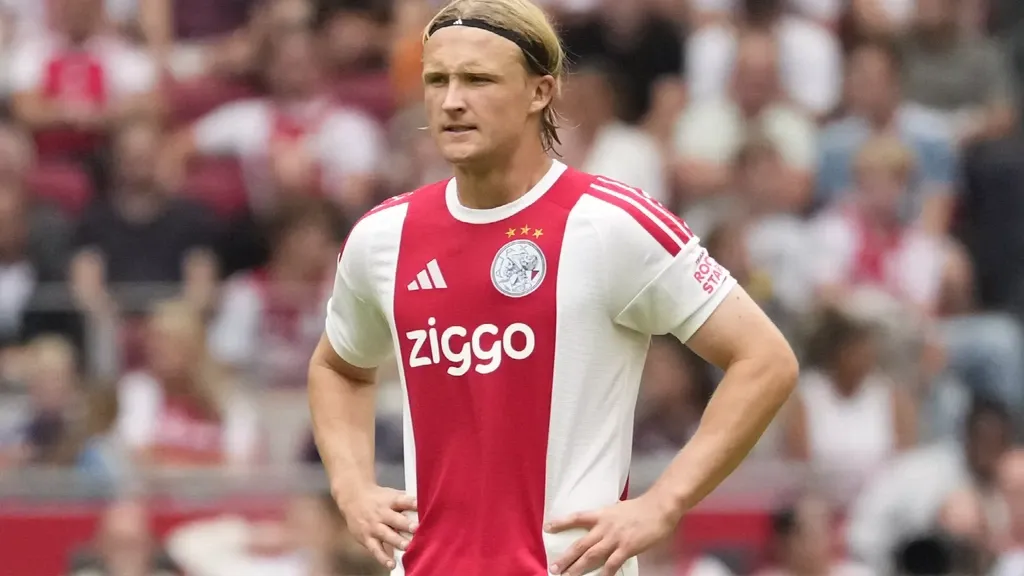 Ajax striker Dolberg out for long spell after ACL surgery