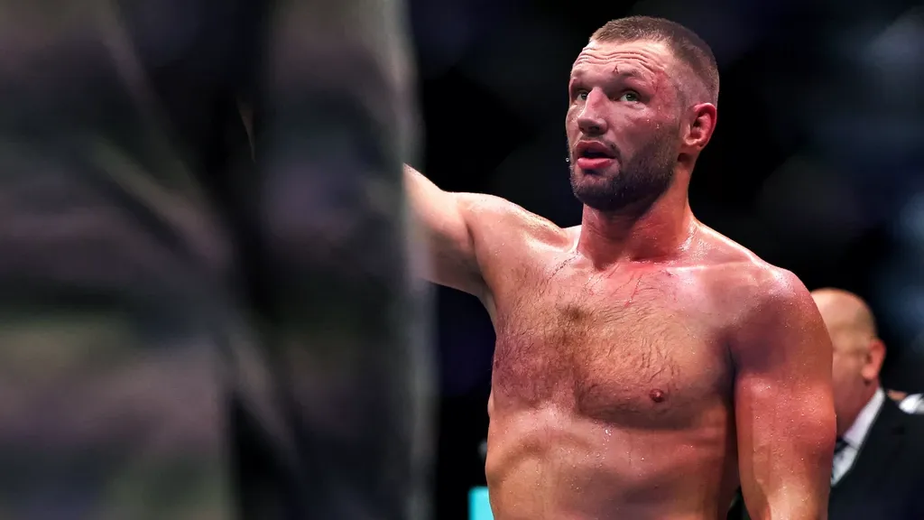 De Ridder triumphs in UFC debut at new weight class