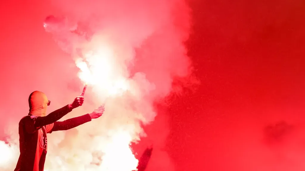 Vitesse halted after fireworks in away end at Eindhoven; VVV–Jong AZ spectacle ends 4-4