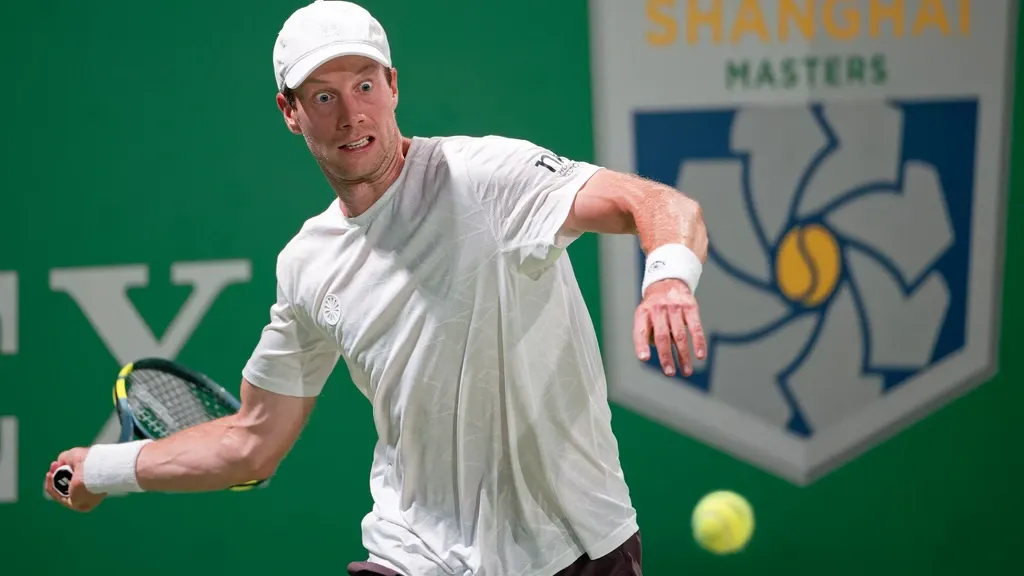 Proud Van de Zandschulp marches into Shanghai Masters third round with composed 6-4, 6-4 win over Michelsen
