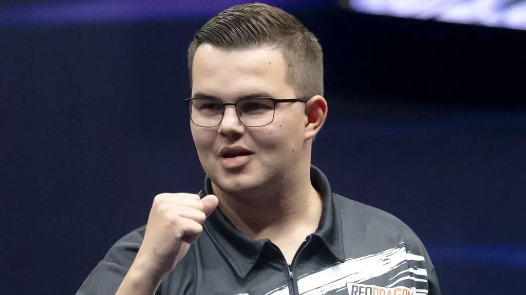 Van Veen sets record average on European Tour, beats Bialecki; Van Gerwen knocked out early