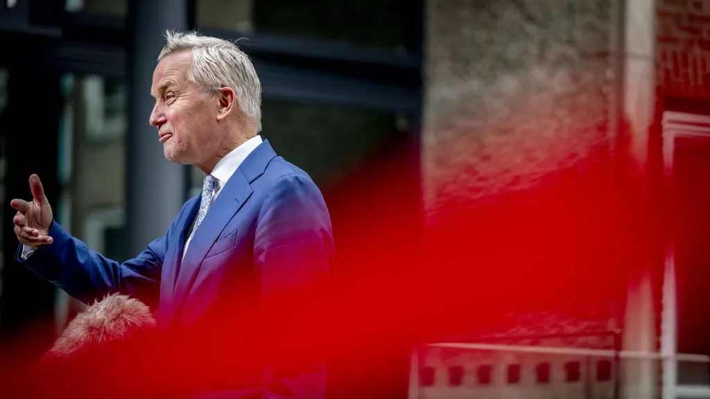 Cabinet aims to cut 25,000 national civil servants, police and defence excluded