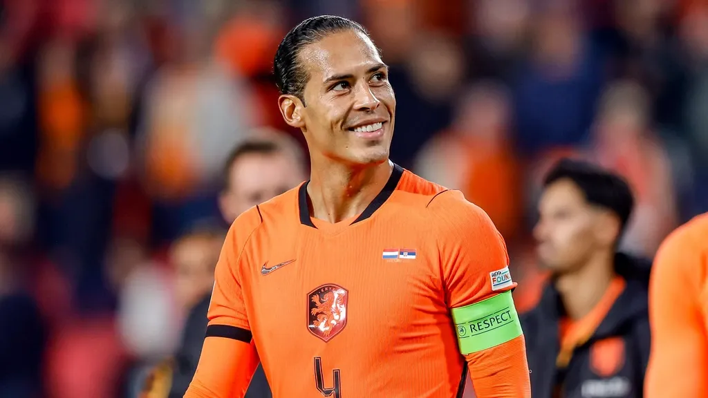 Van Dijk zichtbaar geraakt na 100e interland: ‘Was best emotioneel in de kleedkamer’