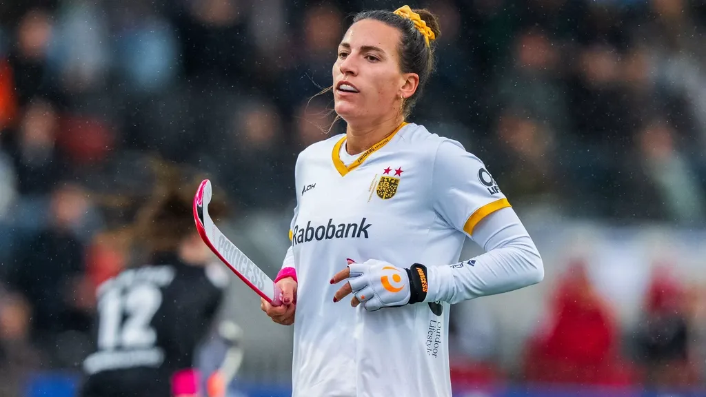 Den Bosch women deliver a telling blow to Amsterdam in top clash