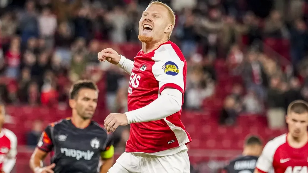 Substitute Meerdink nets with first touch to give AZ victory over Hapoel