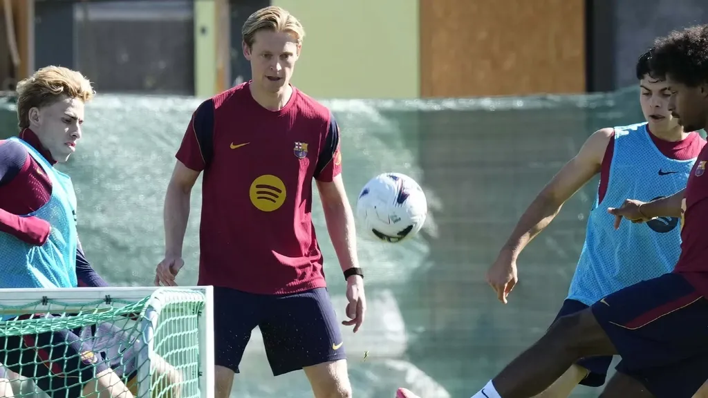 De Jong returns to Barcelona squad; Flick may deploy him as a centre‑back