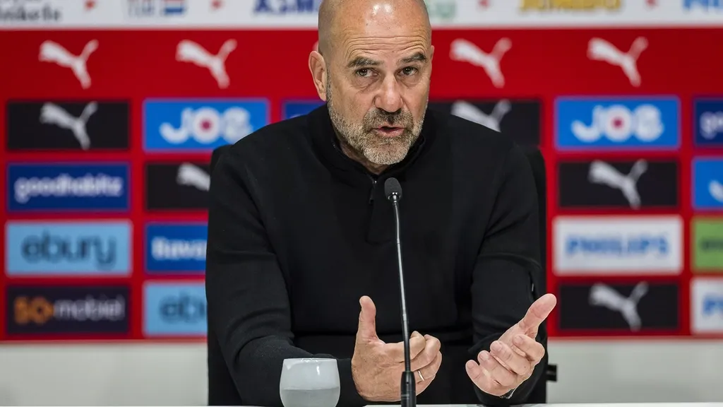 Bosz stands up for Geertruida after hate reactions: 'Those people don't deserve attention'