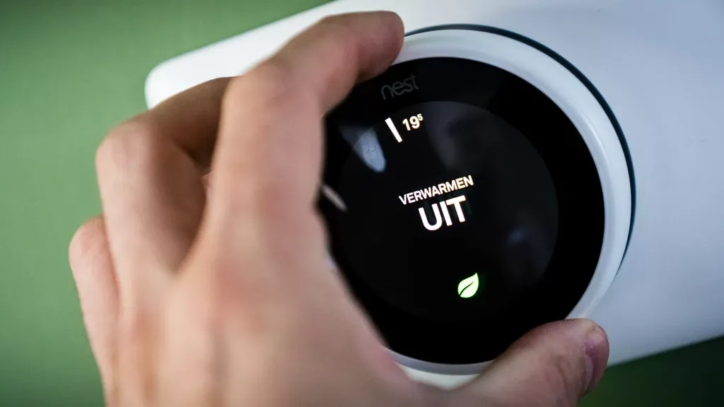 Fixed, variable, or dynamic? Households hunt for the right energy contract as big firms cash in