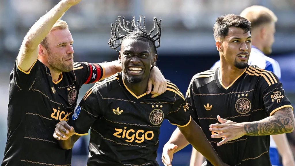 Ajax secures a hard-fought win in Zwolle after red card