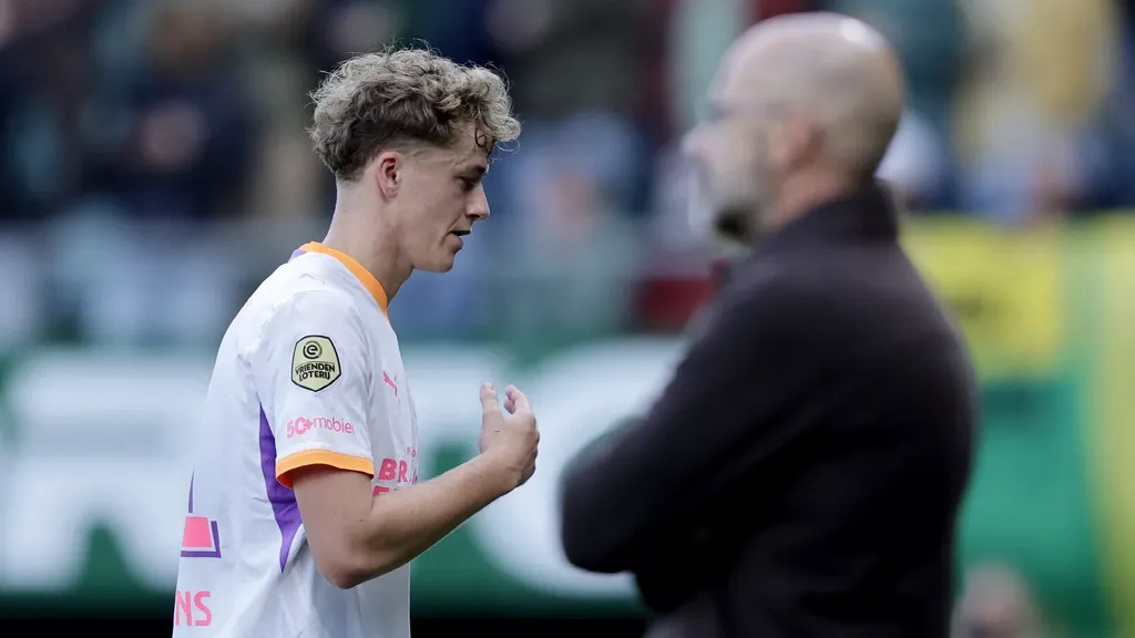 Mijnans apologises to teammates after red card: 'Stupid foul'