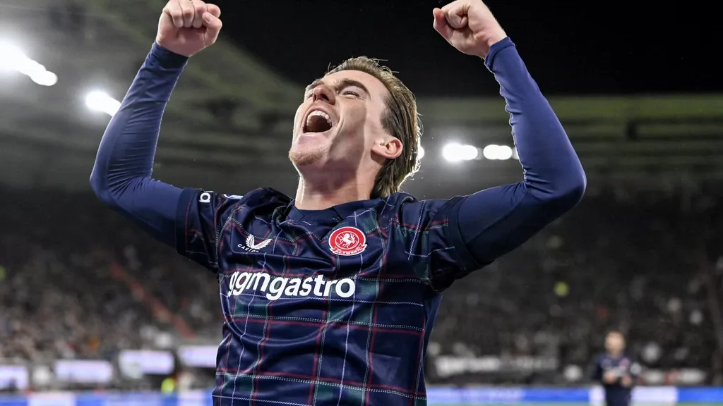 Twente grabs all three points at AZ with late goals, proud move into joint third