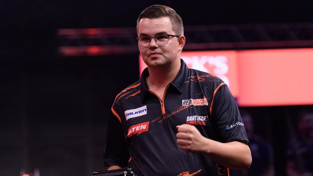 Van Veen advances to World Series Finals quarter-finals in Amsterdam