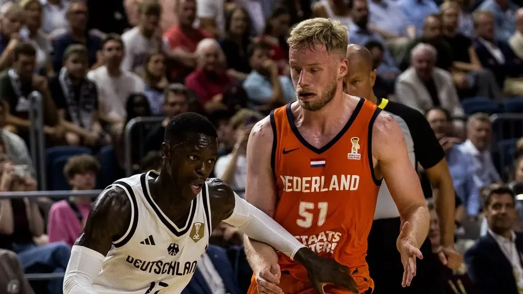 Basketballer Rienk Mast makes first minutes for Pacers, following in Rik Smits' footsteps