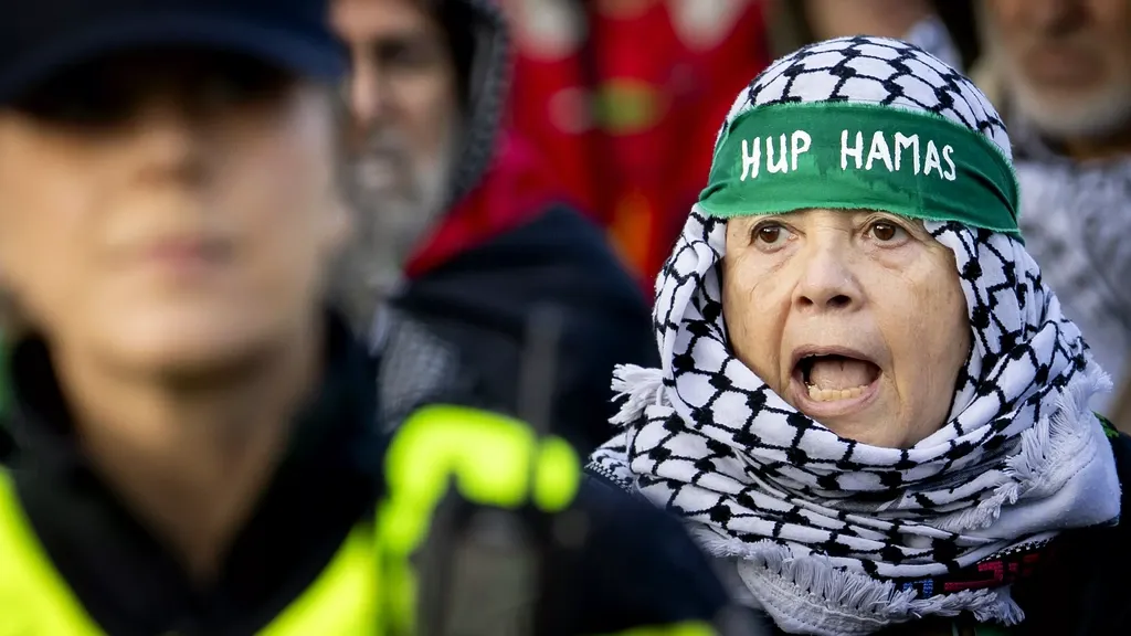Van Weel to Talk with Mayor Halsema About Hamas Support at Demonstration