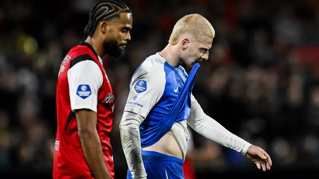 Meerdink and AZ furious after denied penalty against Feyenoord: 'Disgraceful, I was hit'