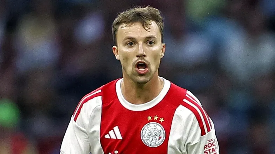Ajax loans out surplus Regeer and Carrizo; Feyenoord offloads Tengstedt