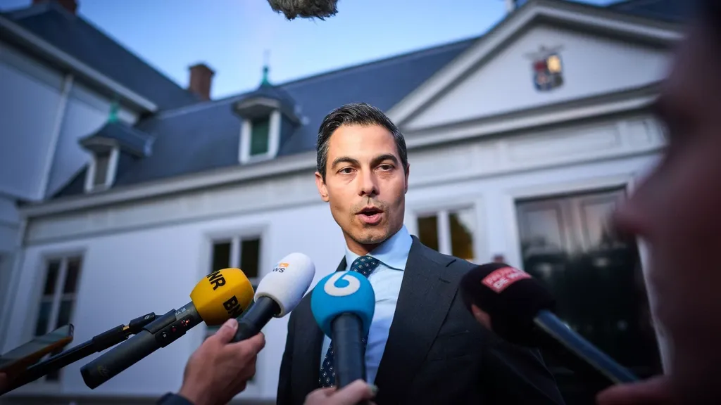 Cabinet continues talks with opposition as deadline rapidly approaches