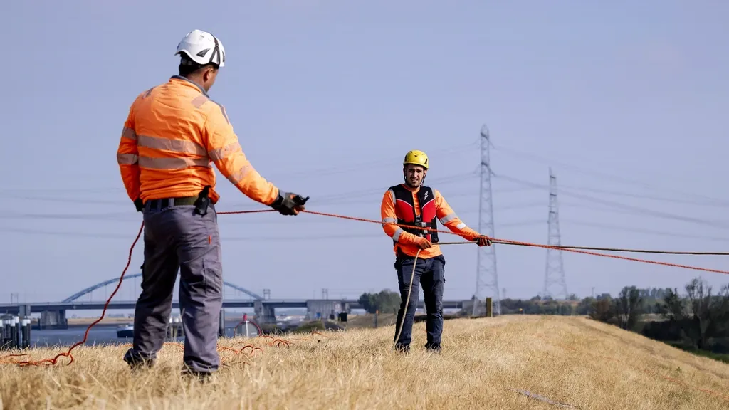 Smarter power grid could save billions in expansion, experts say