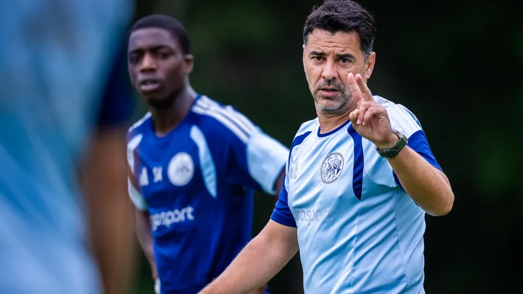 Where does Ajax stand? Coach Míchel begins season against Vojvodina as Farioli did
