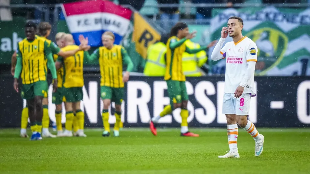 PSV down to ten men lose at ADO Den Haag in the dying moments