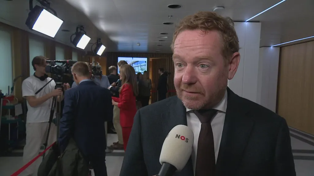 Van Weel understands Mayor Halsema’s reasons for not intervening over Hamas banners