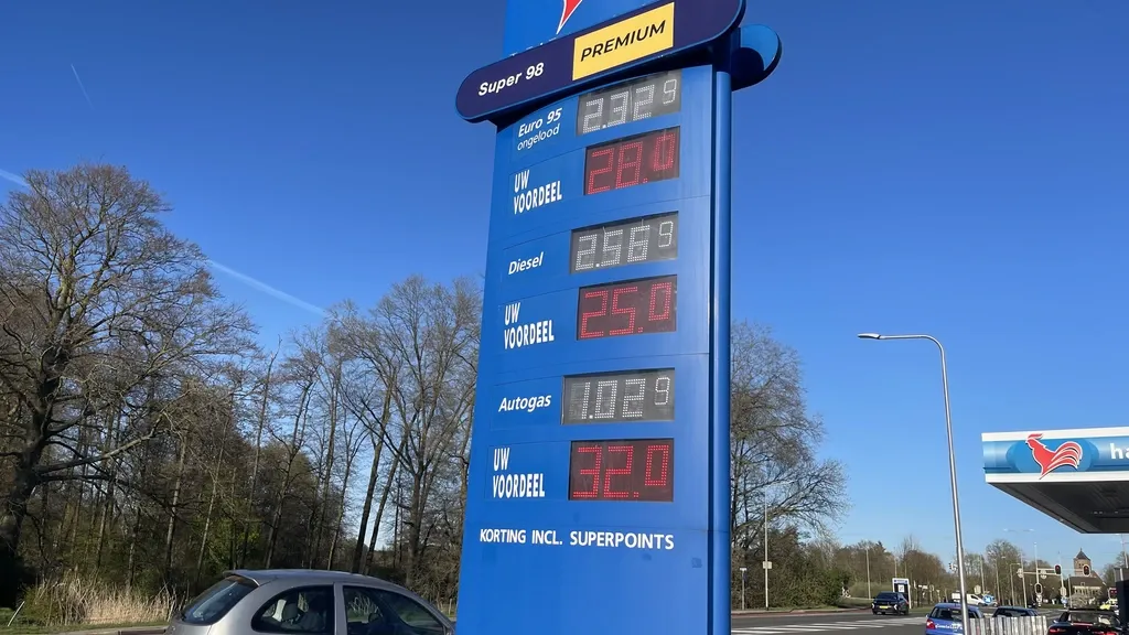 High pump prices are driving Dutch drivers to fill up more in Belgium and Germany