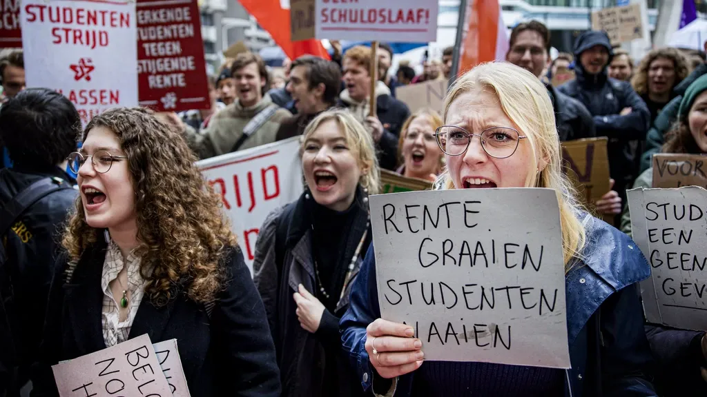 Minister: 'Capping student loan interest is risky and costly'