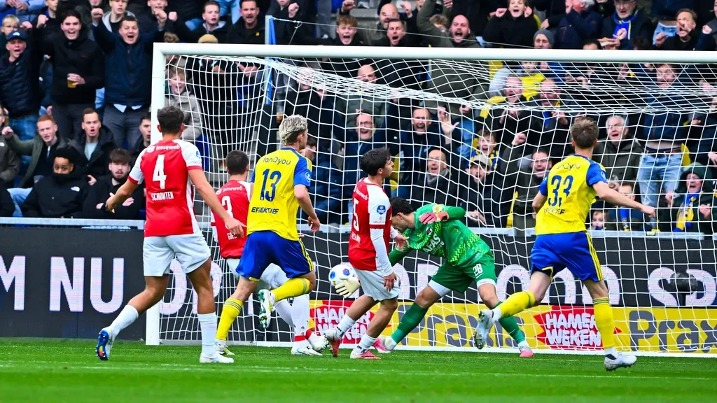 AZ fails to overcome ten-man Cambuur and drops more points