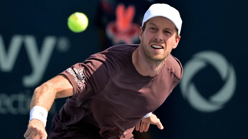 Van de Zandschulp beats Mpetshi and reaches second round in Montreal