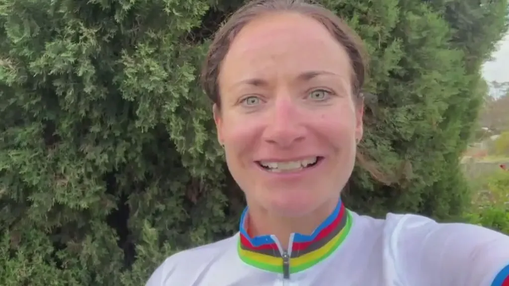 Vos returns from a 'tough year' with fifteenth world title at gravel Worlds: "Special"