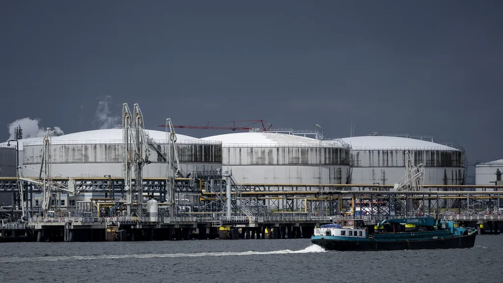 Refineries keep pump prices high amid regional conflicts